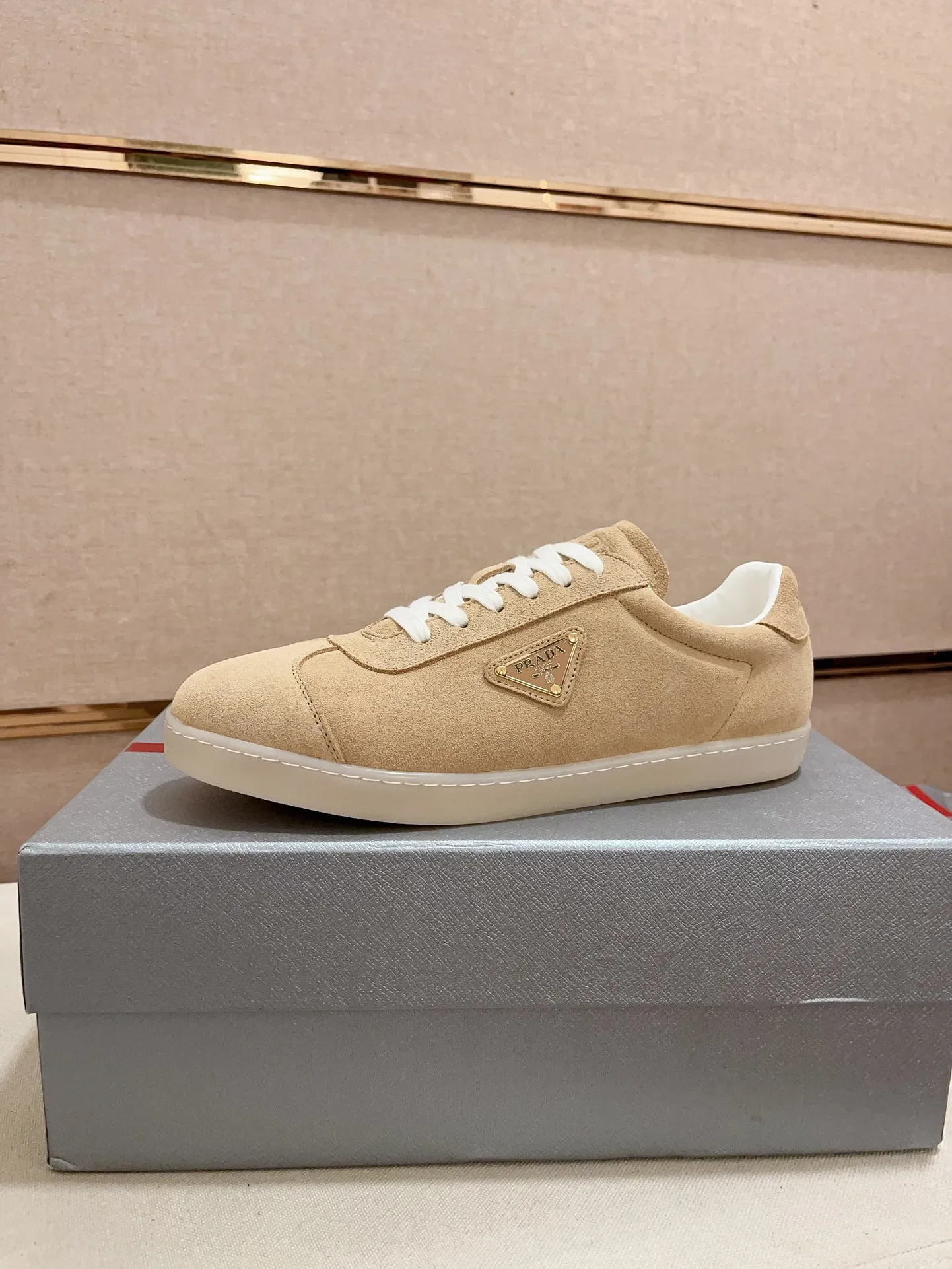Men's Men's Shoes 💰 500💰 ✔️✔️✔️Higher version High-quality new PRADA (Prada) counters are launched simultaneously. The new men's shoes and 😘fabrics are made of high-tech glue-making technology. Lining: Full cowhide lining. 👍🏿 High-end ☄️ air-cushion molded anti-slip rubber outsole, exquisite lines, simple and elegant, comfortable and high-end for leisure travel. Code number: 38 to 44 (45 can be customized and cannot be returned or exchanged)
